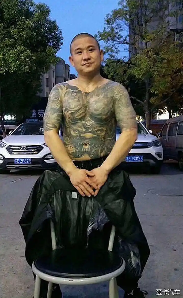 江湖人称"昆山龙哥"满身刺青,天不怕地不怕,却被老实人乱刀砍死,肠子