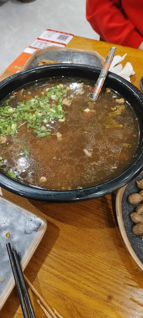 这个彝家酸菜汤特别地道,鱼片说牛肉超好吃