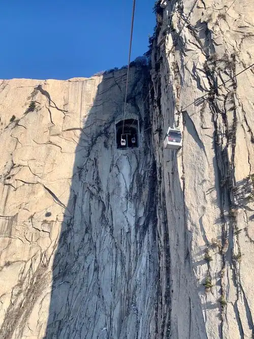 西峰索道,就是在坚硬的崖石上挖出来的.