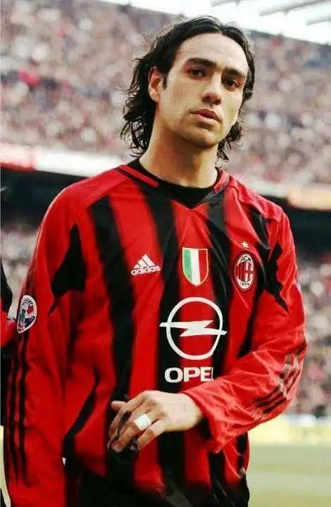 那你一定忘记了曾经的ac米兰的君王—内斯塔,你会发现原来中后卫也