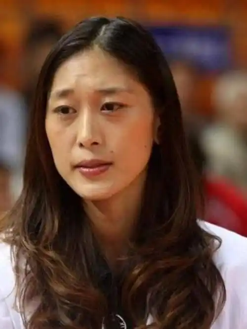 隋菲菲:到国外打球年薪3万,师级上校军衔,现状如何了?_篮球_体育_wcba