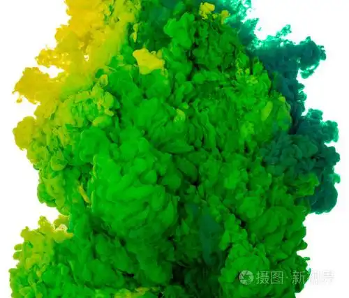 在白色背景下分离的水中绿色和黄色墨水飞溅的背景色
