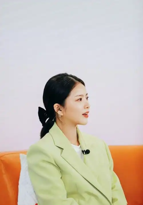 杜淳真捡到宝了老婆王灿穿绿西装身材好颜值气质不输女明星