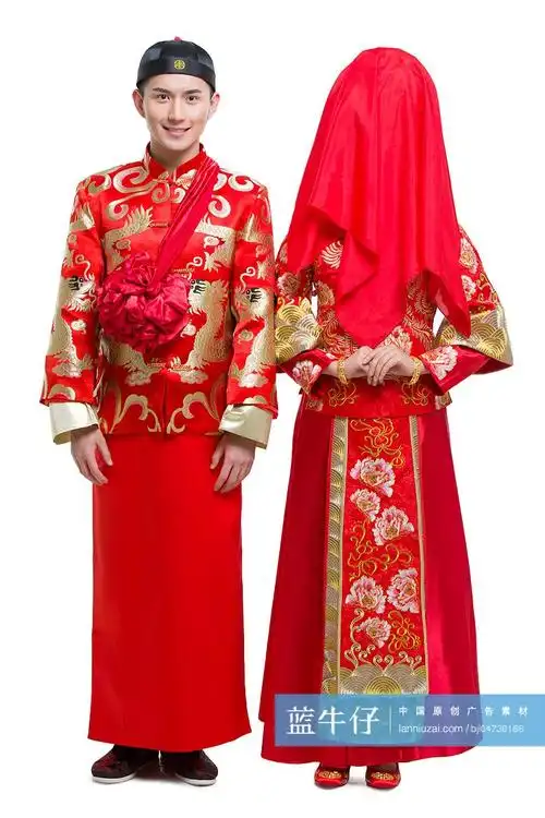 穿中式古装结婚礼服的新娘和新郎