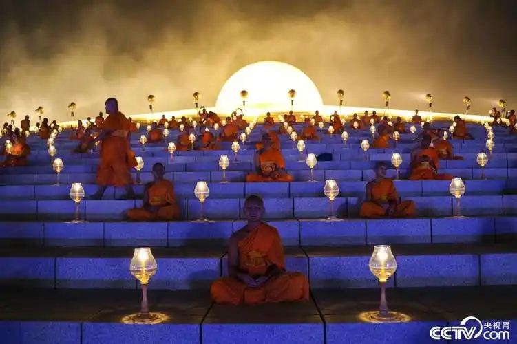 泰国僧侣集体燃烛诵经庆祝万佛节