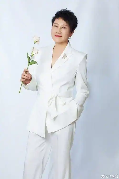 著名老戏骨张凯丽晒两会现场照戴眼镜露出微笑和众人合影两会进行时