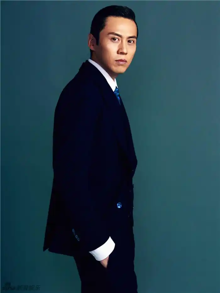 新浪娱乐讯 近日,网上曝光一组李昊臻的复古写真,照片中李昊臻以复古