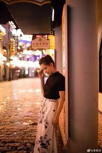 李若彤靠墙摆pose