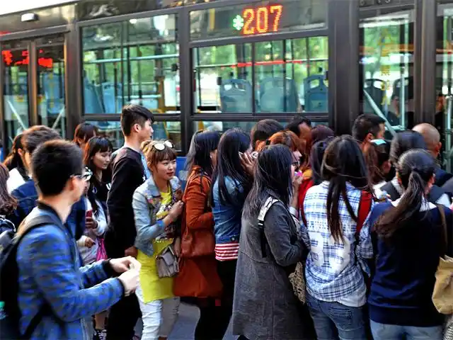 早高峰,孕妇挤公交,你会让座吗?