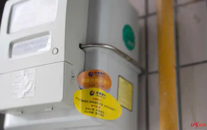 工作人员入户检查后在燃气表上贴上年检标同时,在2021年12月,四川省