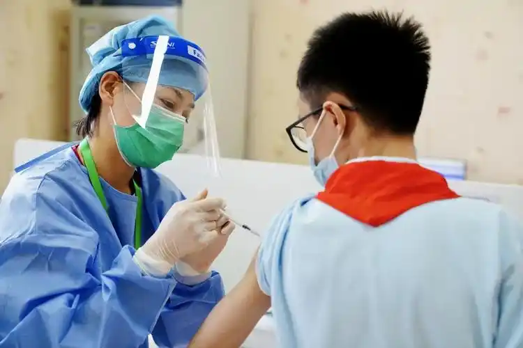 开打疫苗咯,直击虹口12-14岁人群新冠疫苗接种现场