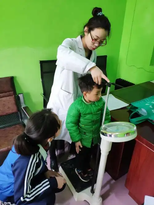 为儿童测量身高,体重,了解生长发育情况