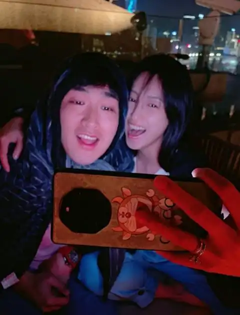 王彦霖一晚上只睡了三个小时,忙完了就跟老婆和女儿在一起