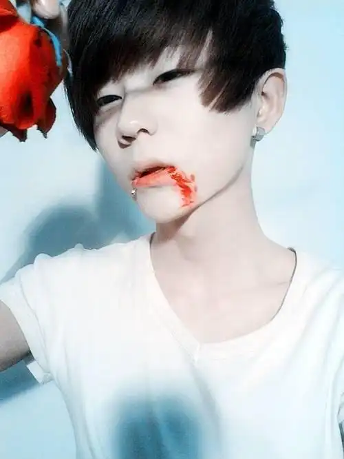 有一张头像,一个穿白衣服的男的,嘴角有血迹,头的右边有一个红色东西