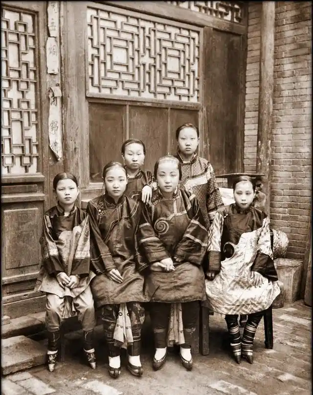 长相非常东方特色的满族女子