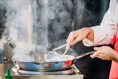 厨师炒菜锅照片