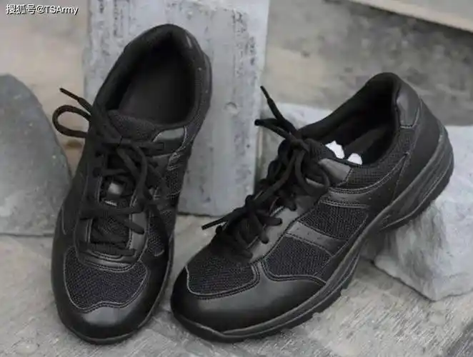 07a作训鞋除了有迷彩版本外,还有纯黑色版本,外观看上去就更像运动鞋