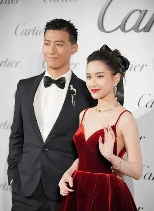 北京时间10月28日下午中国娱乐圈传来窦骁和何超莲的新消息