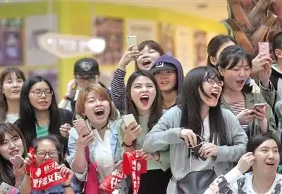 宋茜昨日来渝为新片造势,粉丝疯狂追捧.