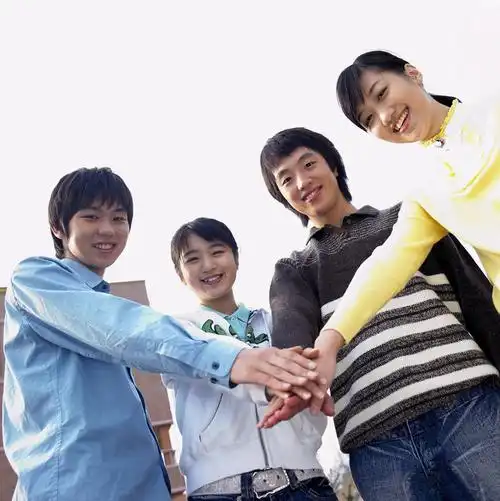 东方人,四个人,伙伴,朋友,站,笑,微笑,露齿笑,竖图,室外,白天,仰视