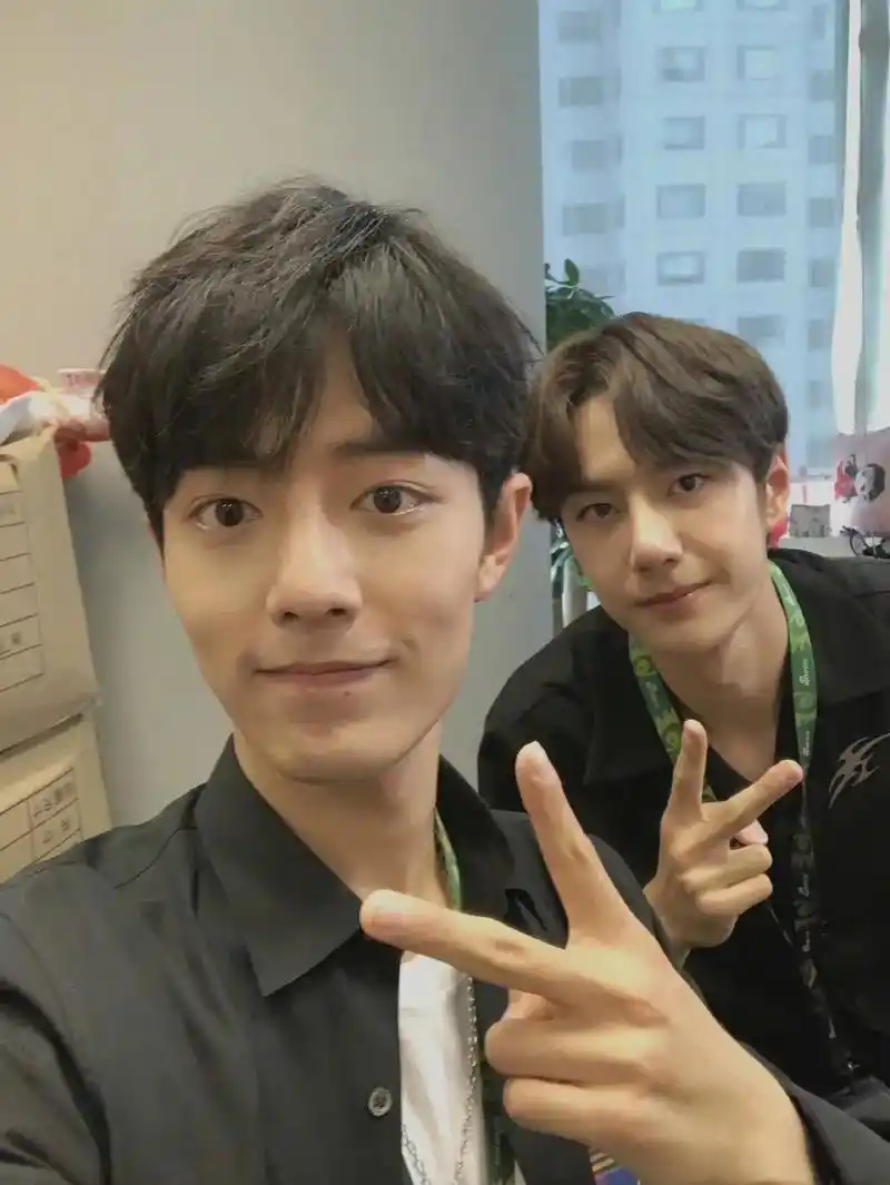 爱豆 #肖战 #王一博 热爱可抵岁月漫长 ,爱你们如初!平 - 抖音