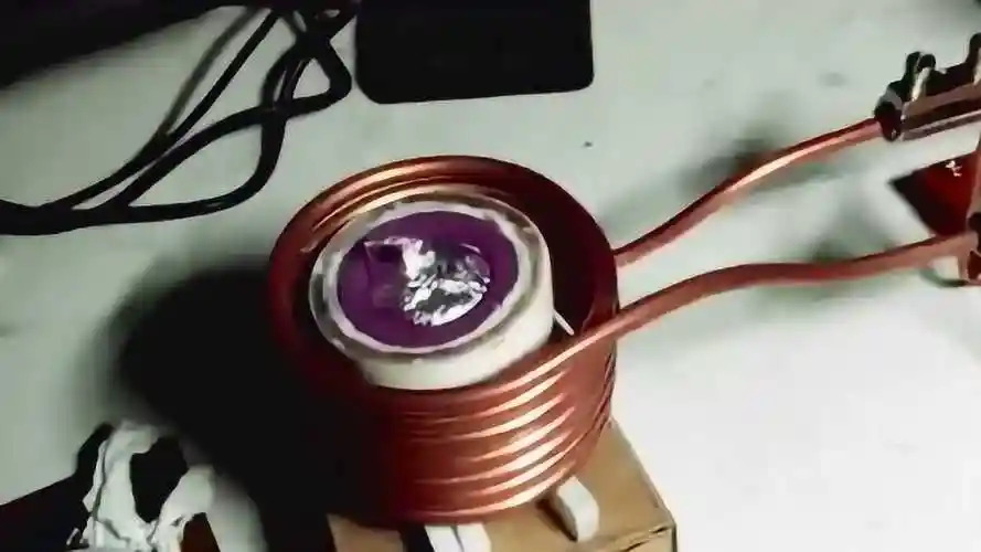 自制高频感应熔炼炉熔炼铝如此小型的机器真是第一次见