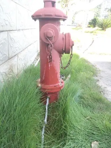 外消火栓下面的一个小孔一直漏水是什么原因啊,怎么维修啊?