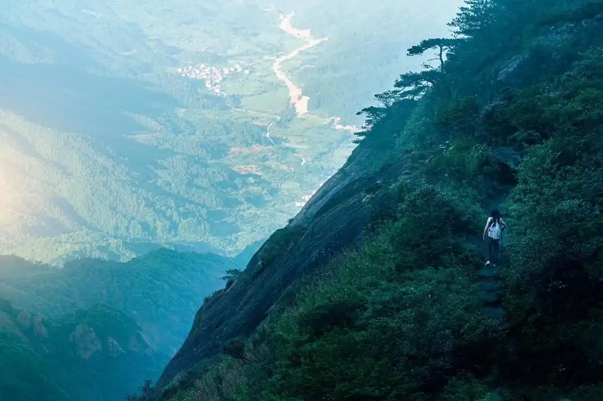 旅行的意义在于感受旅途中的酸甜苦辣——军峰山#登上山顶看美景 - 抖