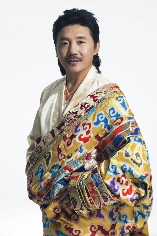 容中尔甲藏式华服贺岁写真