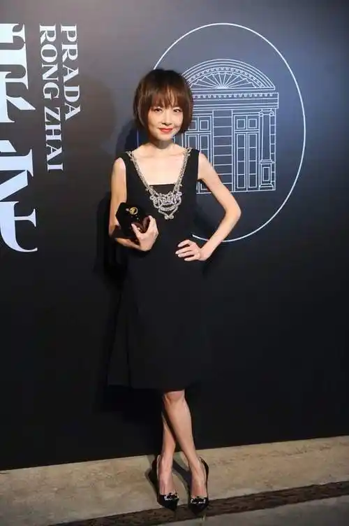 鲁豫的身材也太瘦了吧穿上豹纹抹胸之后更显出了骨架的感觉