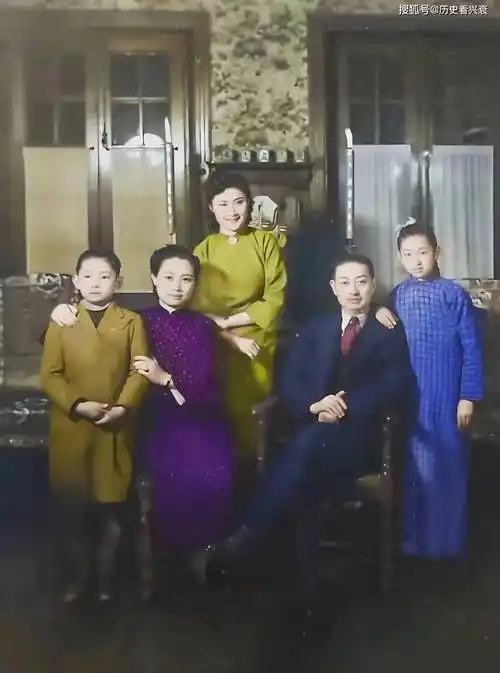 照片中可以看到,梅兰芳先生非常帅气,他旁边站着的是他的女儿梅葆玥