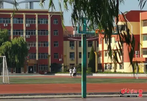 8月20日下午5时许,记者发现在夏津第一中学校园内有部分学生活动8月20