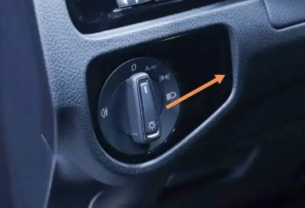 把灯光开关开到小灯或大灯位置,然后往外拽,雾灯就打开了