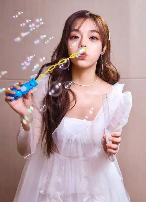 黄霄云身穿银灰亮闪西服,搭白靴,麻花辫灵动俏皮