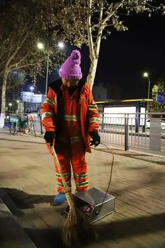 开启"夜间模式"的清源 好治愈!_工作