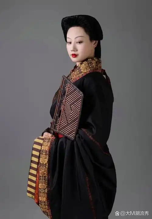 【装束复原】战国·楚 贵族女子盛装 战国时期,贵族男女流行穿着上下