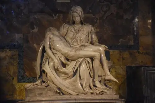 头角的米开朗基罗在佛罗伦萨市府艺术竞标中已经可以与达芬奇对决了