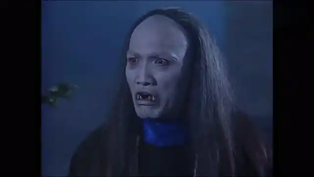 《僵尸道长》阿邦找到受伤僵尸王玄魁,帮助玄魁疗伤拔掉魔刀