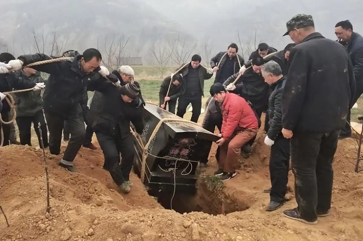 旧坟"全部迁移"?农村土葬迎"改革",知情人:有3种解决办法