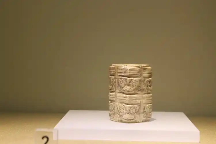 草鞋山遗址出土的神人兽面纹琮