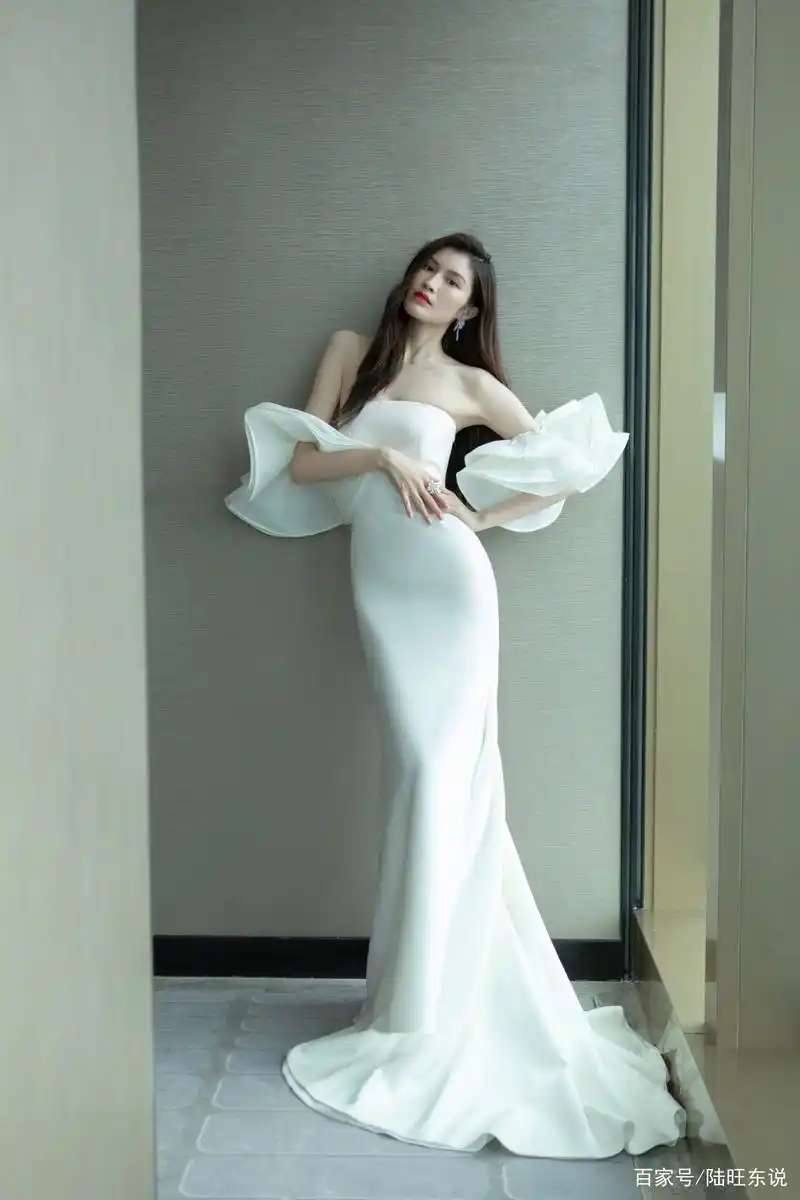 "冷白皮"何穗一袭白裙美出天际,皮肤简直白到发光,仙气十足!