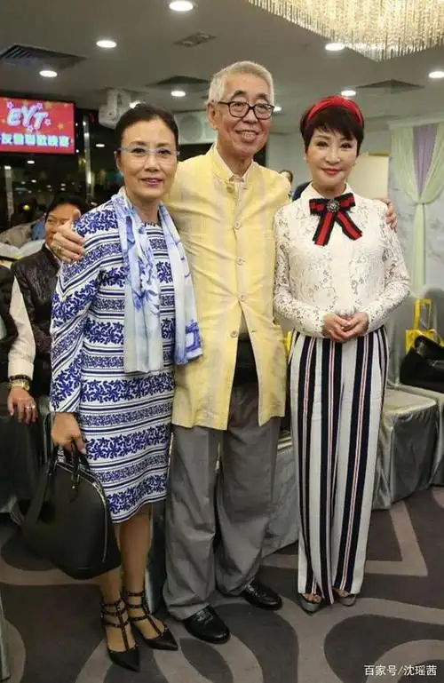 狄波拉少女穿搭亮相,青春活力不显年纪,蕾丝衬衫引人注目