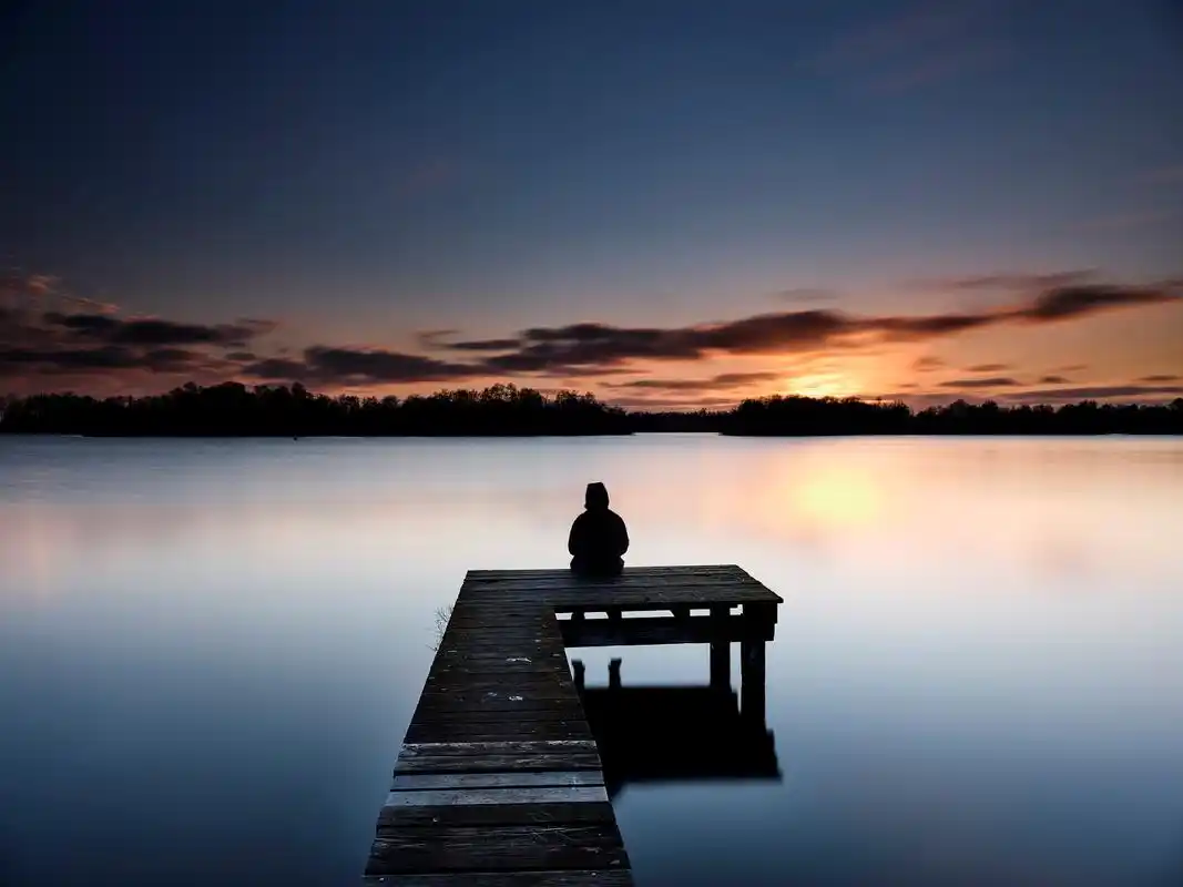 它如同静谧的湖面,平静之下涌动着无尽的思绪与力量.