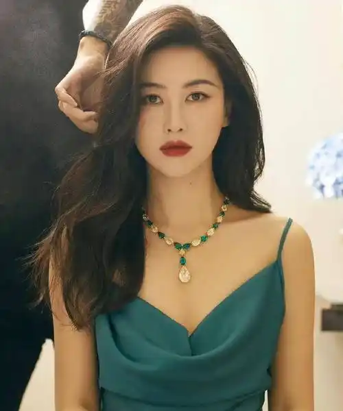 朱珠艳而不妖,身材时尚玲珑,让人一眼万年,不愧是知性优雅女神