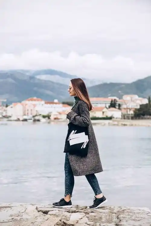 漂亮的年轻女孩走路