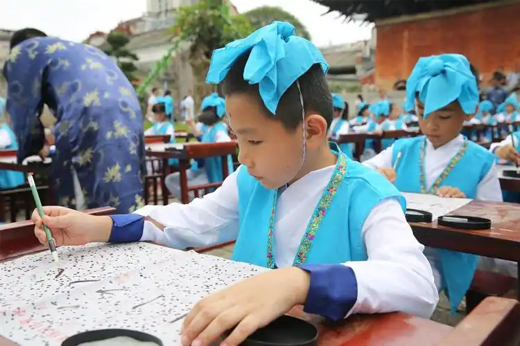 2019年6月2日,学童在用毛笔学写"人"字,立志要像"人"字那样顶天立地.