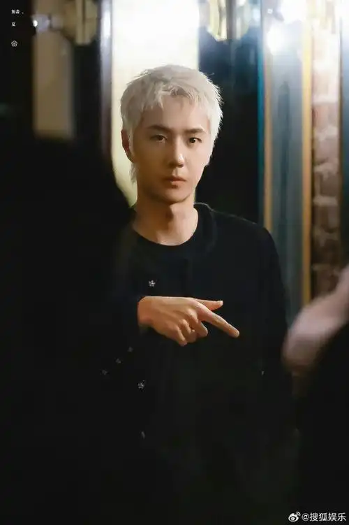 王一博白金狼尾街拍##王一博米白色针织外套##王一博巴黎时装周