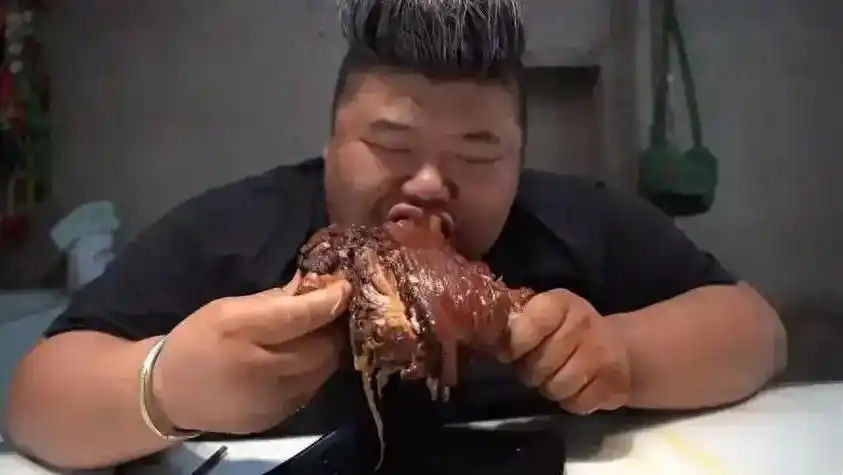 吃播四巨头现状2年没俩恩克直播吐血胖猴仔为保命减肥