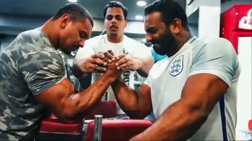 掰手腕比赛,这胳膊感觉比我大腿还粗.