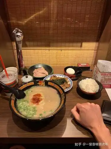 一个人吃饭怎样显得不那么孤单?